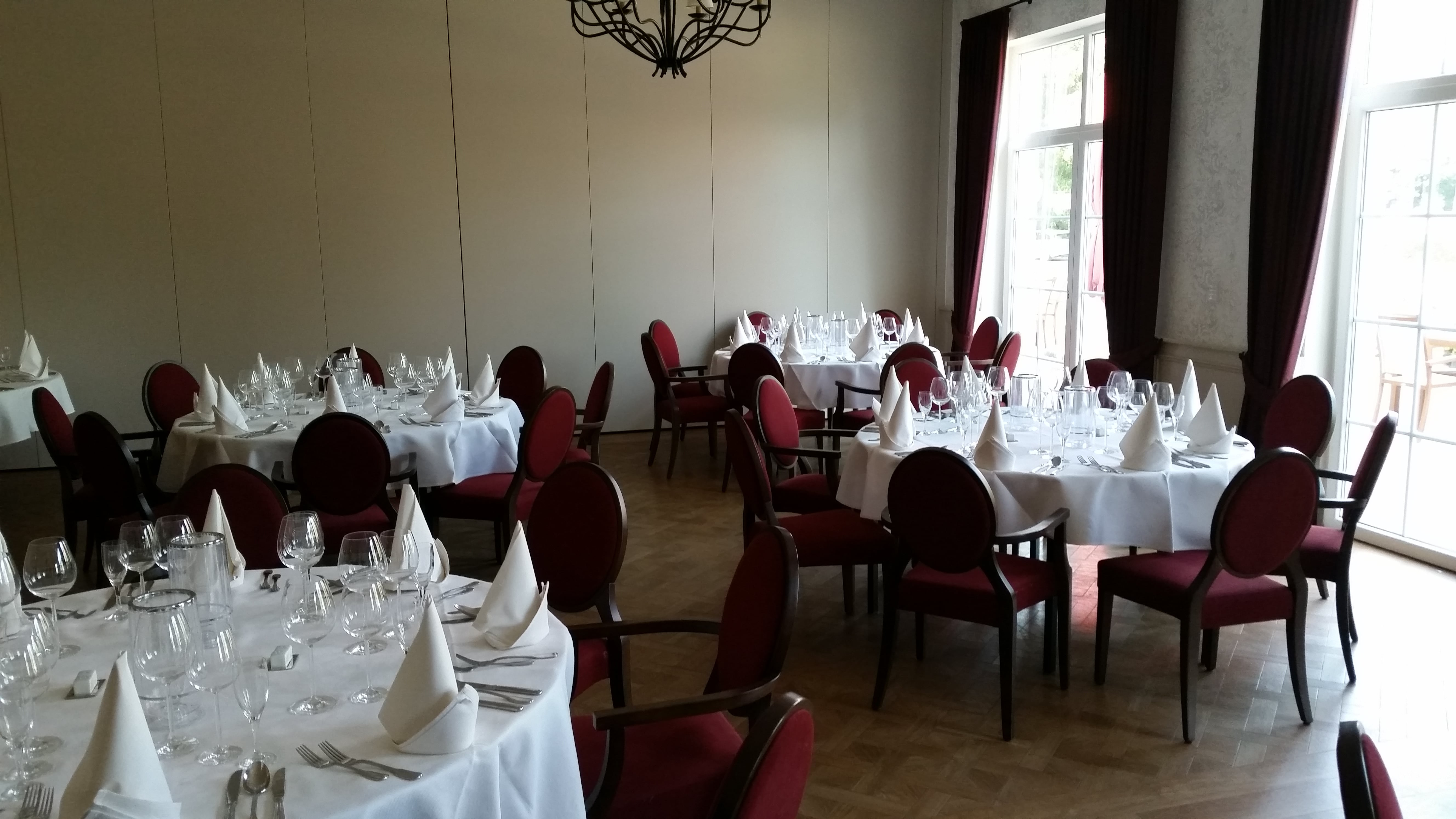 Hochwertiger Laminatboden verlegt in einem großzügigen Veranstaltungsraum